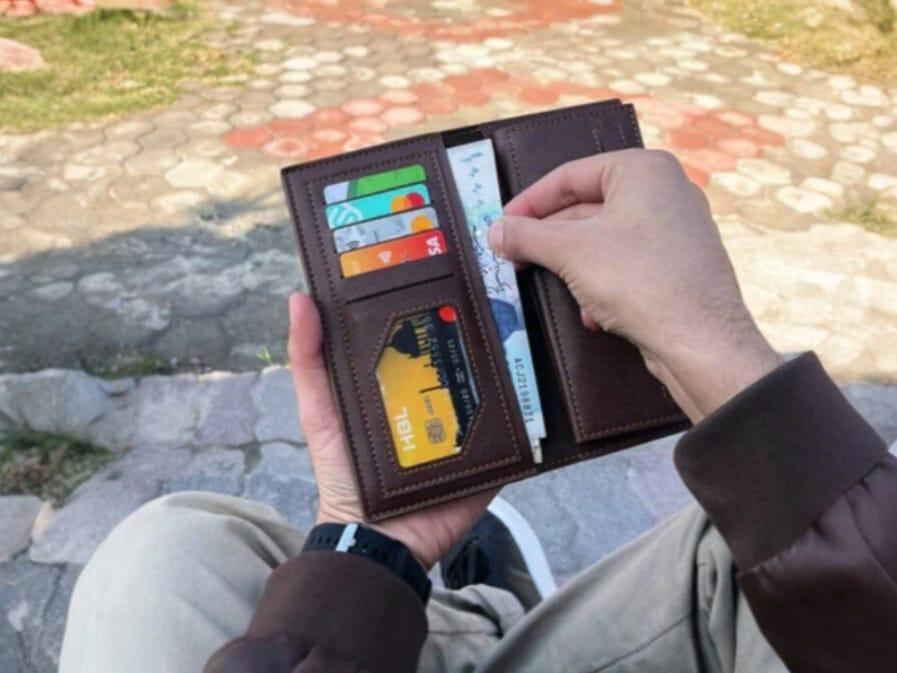 Pocket-Friendly Leather Wallet – Long & Slim for Everyday Use